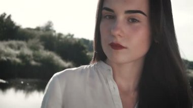 Güzel bir kızın portresi