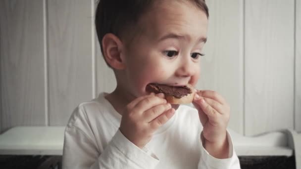 Videos De Bebe Comiendo Chocolate Hd 4k Bebe Comiendo Chocolate Videoclips De Stock Libres De Derechos Depositphotos