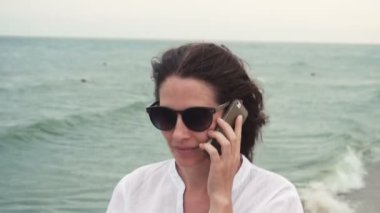 çekici kız telefonla konuşuyor