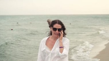 çekici kız telefonla konuşuyor