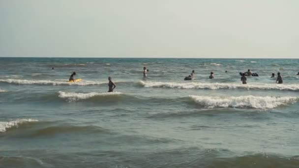 Människor på havet kusten stranden — Stockvideo