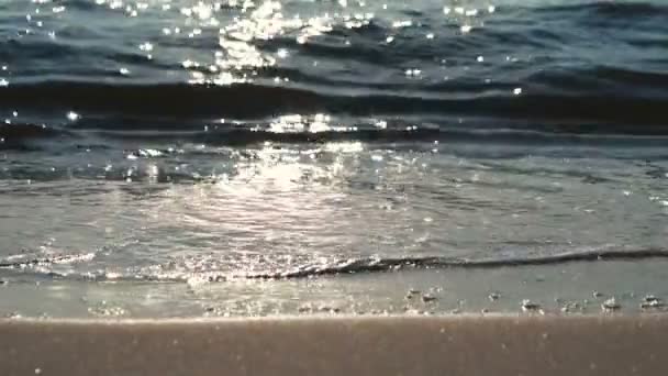 Riflessione del sole sulla superficie del mare — Video Stock