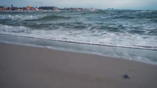 Mořské pobřeží za oblačného počasí — Stock video