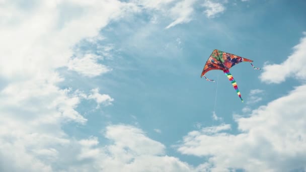 Cometa del triángulo volador en el cielo — Vídeo de stock