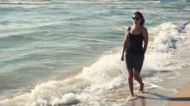 Çekici kız sahil güneş gözlüğü