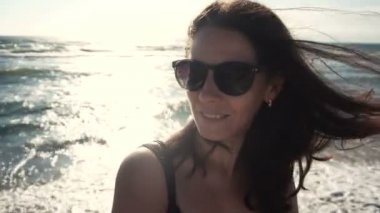 Çekici kız sahil güneş gözlüğü