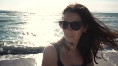 Çekici kız sahil güneş gözlüğü