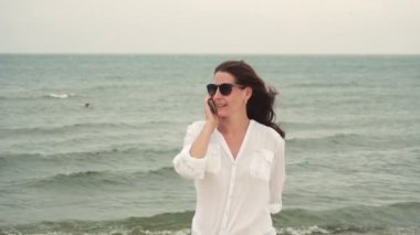 çekici kız telefonla konuşuyor