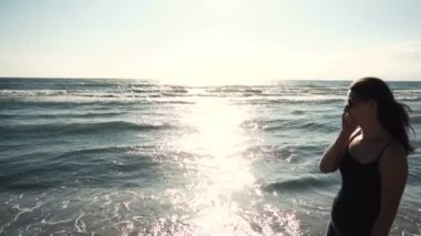 çekici kız telefonla konuşuyor