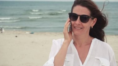 çekici kız telefonla konuşuyor