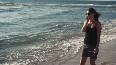 çekici kız telefonla konuşuyor