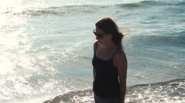 Çekici kız sahil güneş gözlüğü