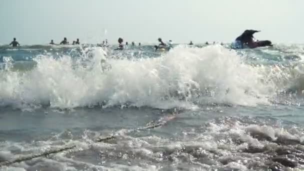바다 해안 해변에 있는 사람들 — 비디오