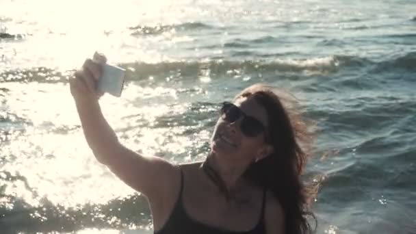 Fille attrayante fait selfie sur le littoral — Video