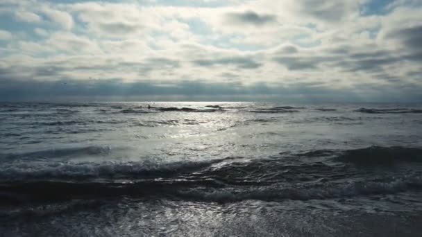 Riflessione del sole sulla superficie del mare — Video Stock