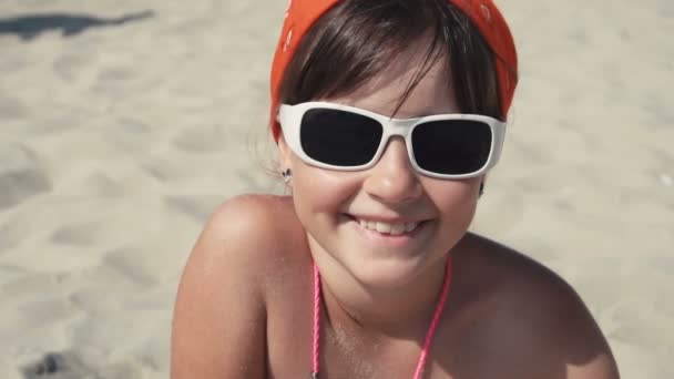 Adolescente chica en gafas de sol sonrisa — Vídeos de Stock