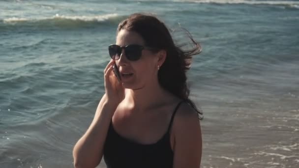 Ελκυστικό κορίτσι μιλάμε από το τηλέφωνο — Αρχείο Βίντεο