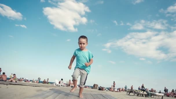 Pequeño niño divertirse en la playa — Vídeos de Stock