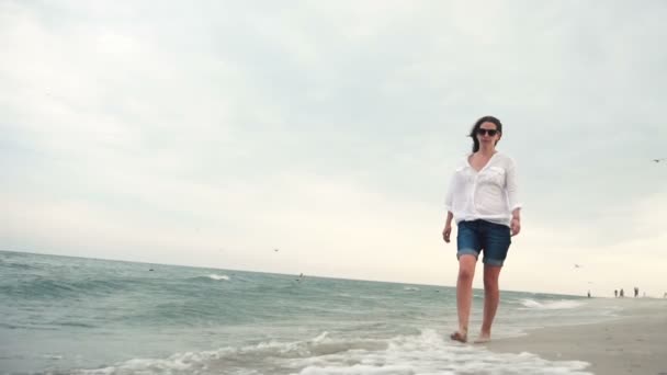 サングラスで海岸の魅力的な女の子 — ストック動画