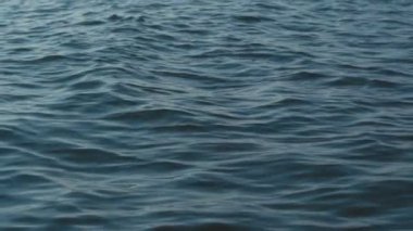 Deniz yüzeyinde güneş yansıması