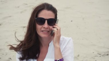 çekici kız telefonla konuşuyor