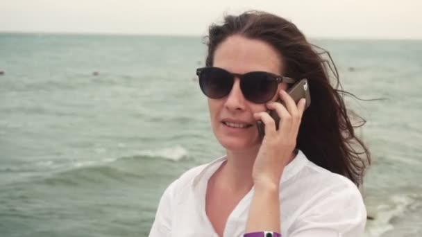 Приваблива дівчина розмовляє по телефону — стокове відео