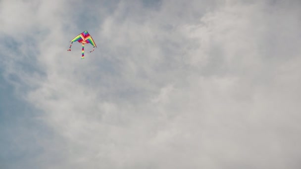 Gökyüzünde uçan üçgen uçurtma — Stok video