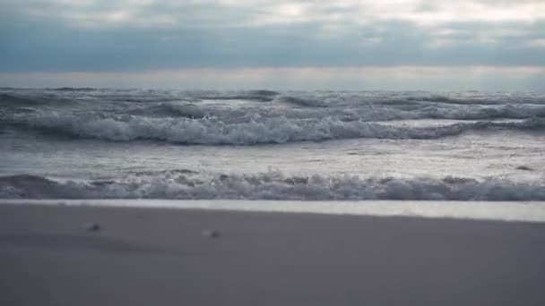 Costa del mar en tiempo nublado — Vídeos de Stock