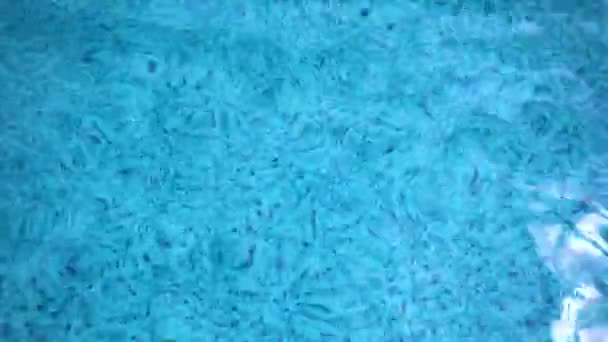 Мозаика бассейн кирпичи через воду — стоковое видео