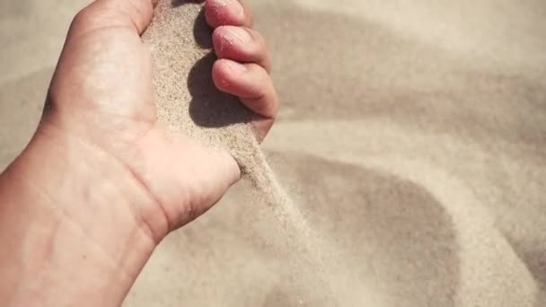 Piasek przez palce na plaży — Wideo stockowe