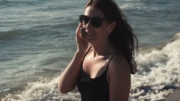 Aantrekkelijk meisje praten via de telefoon — Stockvideo