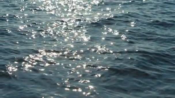 Refleksja słoneczna na powierzchni morza — Wideo stockowe