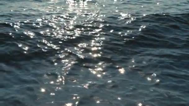 Solreflektion över havsytan — Stockvideo