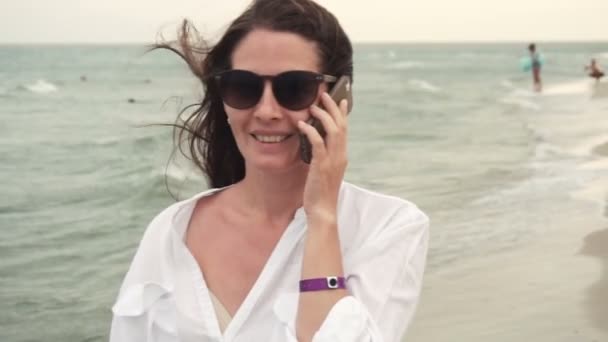 Menina atraente falando por telefone — Vídeo de Stock