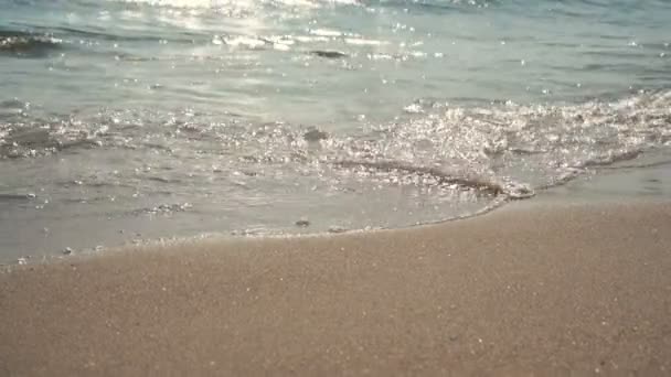 Chica corre a lo largo de línea de mar — Vídeos de Stock