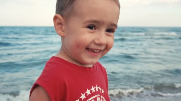 Pequeño niño divertirse en la playa — Vídeo de stock