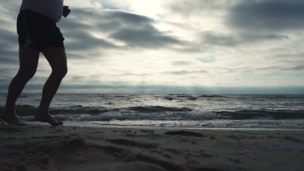 Läufer am Meeresufer gegen Sonnenuntergang — Stockvideo
