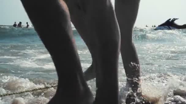 La gente sulla spiaggia costa del mare — Video Stock