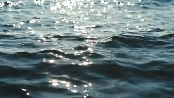 Zon reflectie op het zeeoppervlak — Stockvideo