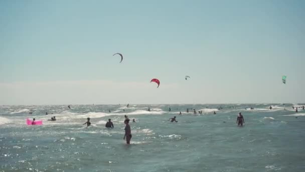 Pessoas na praia da costa do mar — Vídeo de Stock