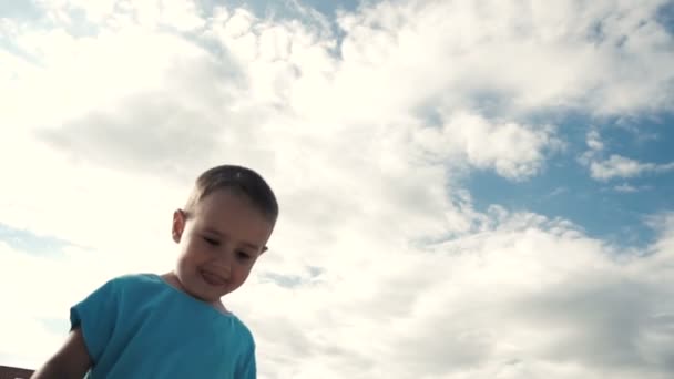 Pequeño niño divertirse en la playa — Vídeo de stock