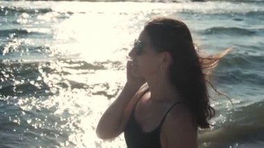 çekici kız telefonla konuşuyor