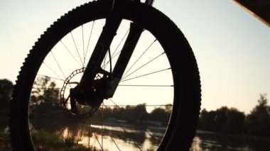 Adam Gölü yakınındaki bir bisiklet sürmek