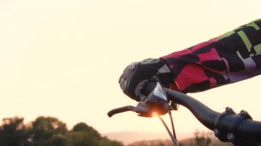 Adam bisikleti dümen tutar