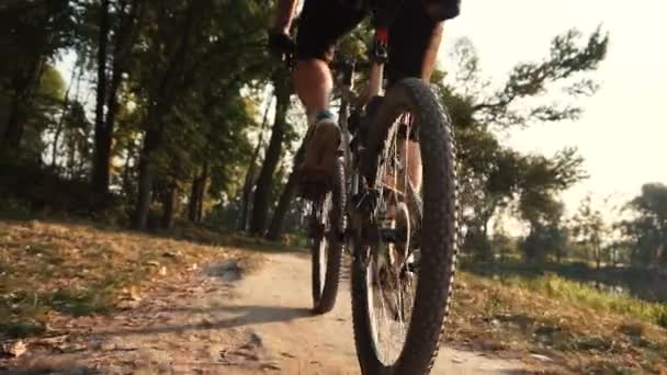 Man rijdt een fiets in de buurt van lake — Stockvideo