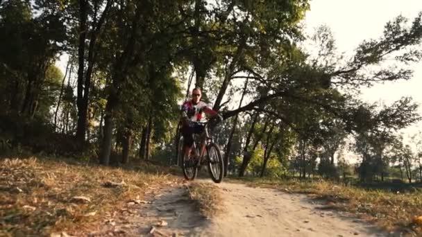 Férfi lovagol a kerékpár-tónál — Stock videók