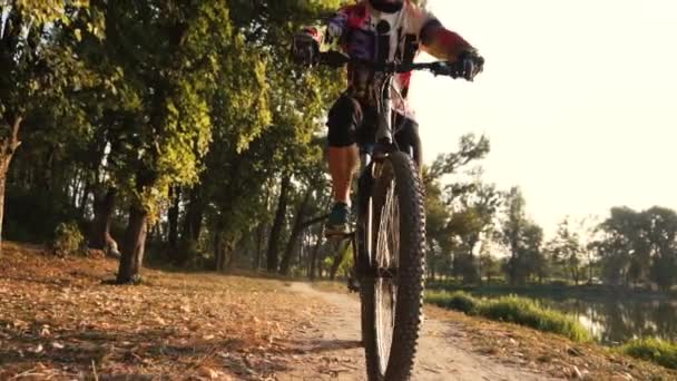 L'uomo guida una bicicletta vicino al lago — Video Stock