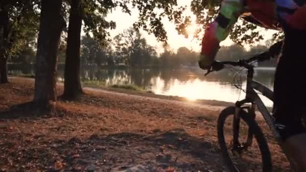 Man springen op de fiets in de buurt van lake — Stockvideo
