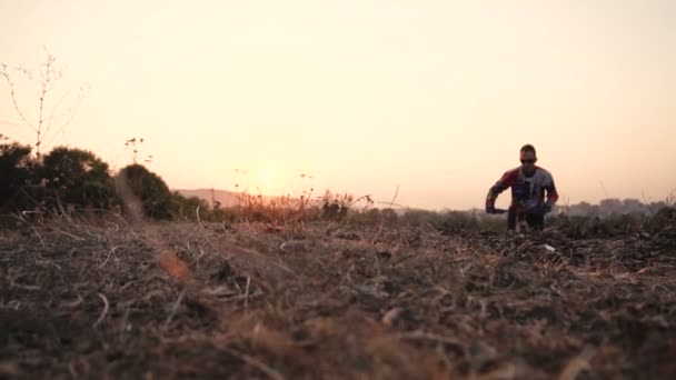 Homme monte un vélo sur le dessus — Video