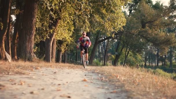 Ο άνθρωπος βόλτες με ένα ποδήλατο κοντά στη λίμνη — Αρχείο Βίντεο